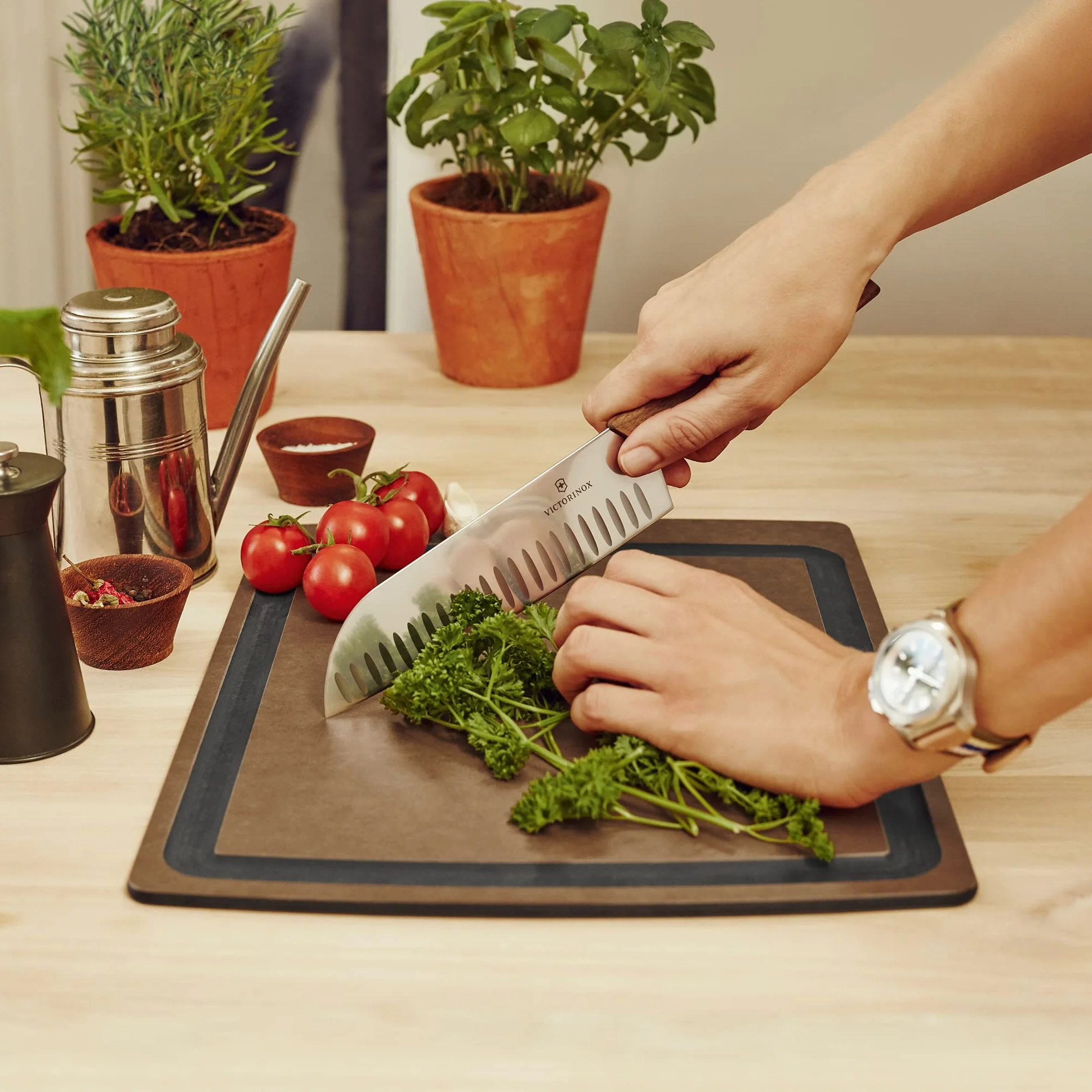 Victorinox Swiss Modern, coltello Santoku in confezione regalo, 17 cm, in legno di noce, confezione regalo