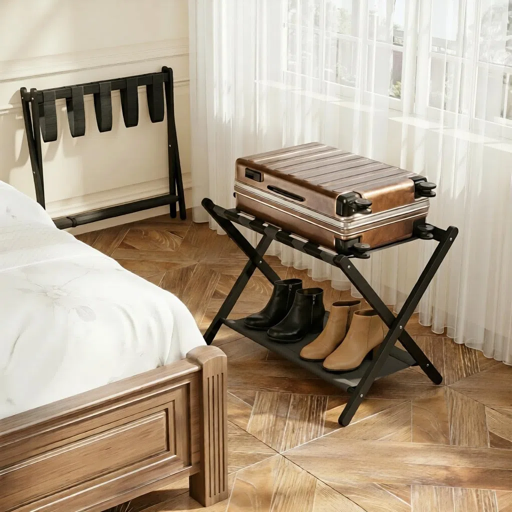 BAMBOOHOMIE Paquete de 2 portaequipajes de bambú para habitación de invitados, soporte plegable de 26.7 pulgadas con estante de almacenamiento de tela, soporte de equipaje grueso para dormitorio