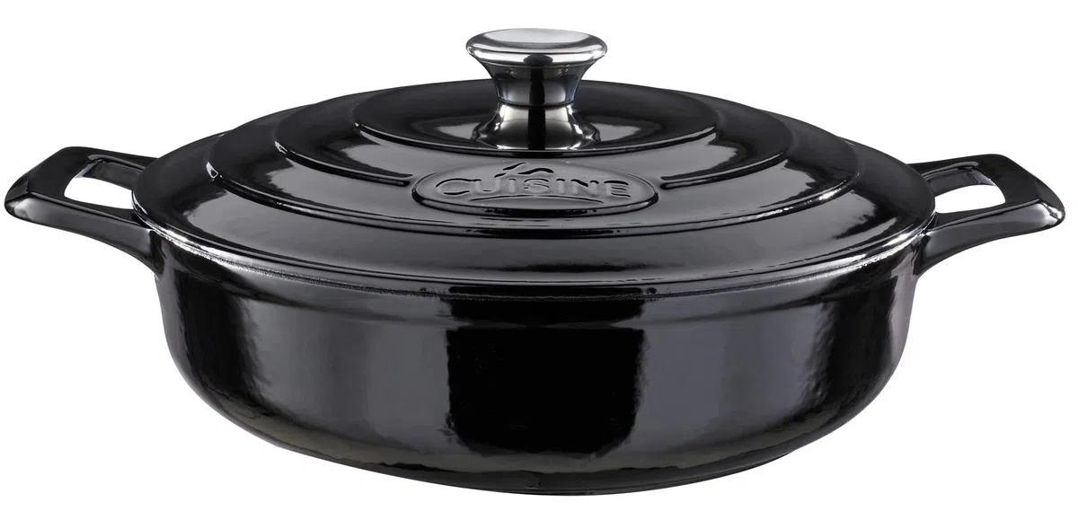 La Cuisine Cacerola de hierro fundido esmaltado con tapa, 28 cm de diámetro. Revestimiento interior de esmalte negro mate, acabado exterior de esmalte negro brillante. Apta para horno.