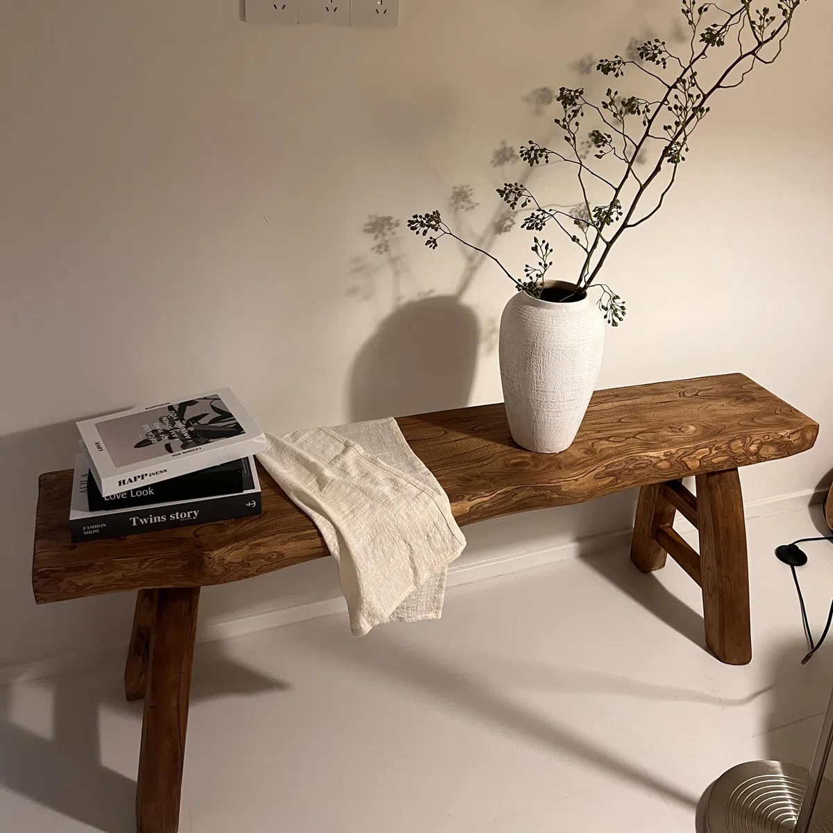 Banco de comedor de madera maciza de estilo rústico for interiores, banco estrecho con borde natural, banco for el extremo de la cama del dormitorio, banco de entrada de cocina de madera asiática(140x