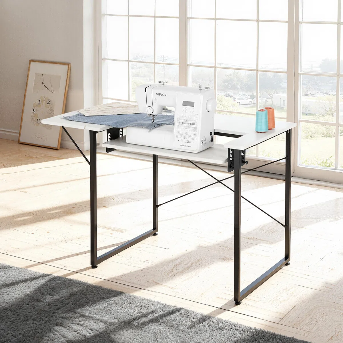 VEVOR Mesa de Costura con Tablero Plegable, Estante Ajustable y Patas de Acero, Multiusos, para Estudio de Moda en Casa, Estudio de Arte, Institución Educativa, Color Blanco, 1045 x 600 x 760 mm
